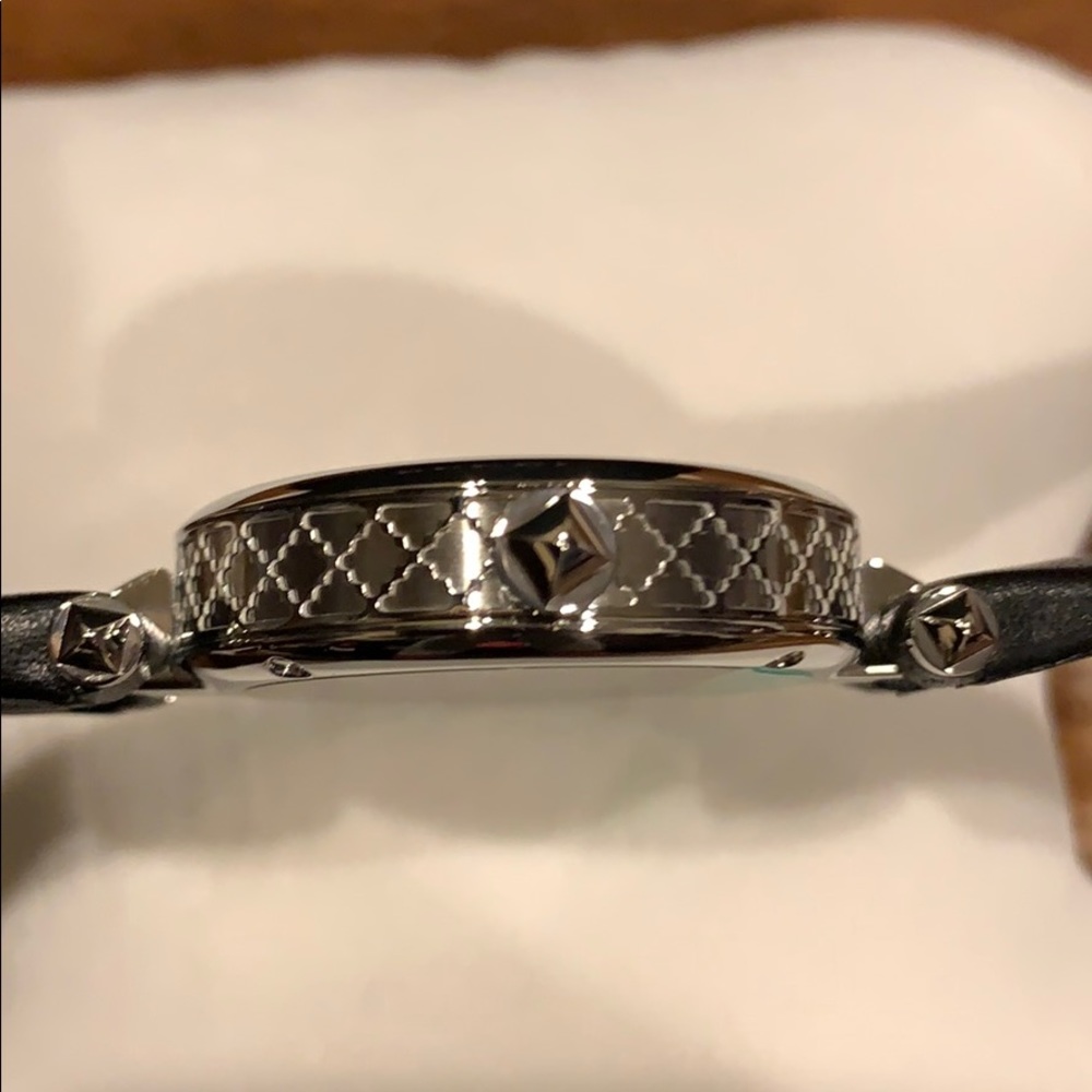 Gucci leather strap watch NWT - Picture 5 of 10